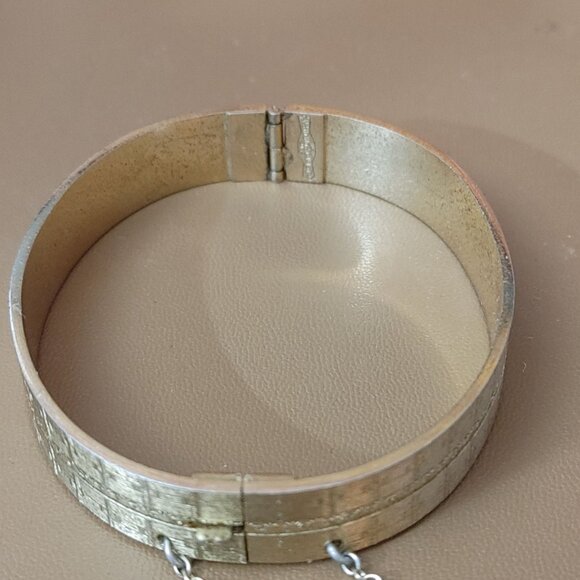 Vintage Whiting Davis Gold Tone Hinged Bangle Bracelet Safety Chain Unique - Picture 5 of 9
